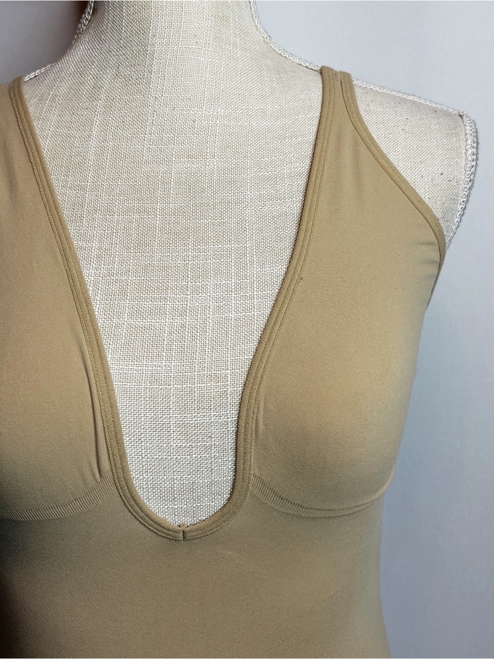 Skims Seamless Sculpt Deep Plunge Thong Bodysuit - Picture 4 of 6